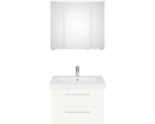 Bílá skříňka pod umyvadlo se dvěma zásuvkami, umyvadlem a zrcadlovou skříňkou se třemi dvířky do koupelny