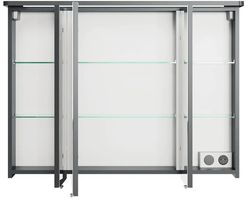 Otevřená koupelnová skříňka se skleněnými policemi a integrovanými zásuvkami