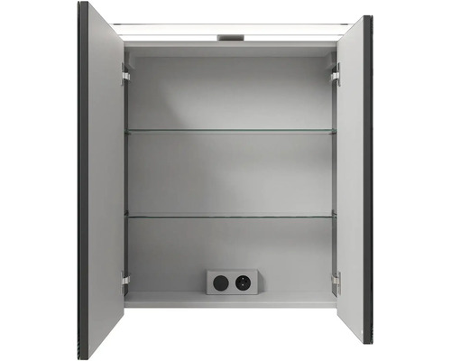 Otevřená zrcadlová skříňka se dvěma skleněnými policemi a zásuvkou