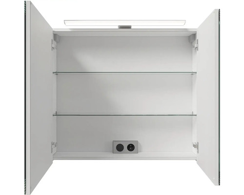 Otevřená zrcadlová skříňka s osvětlením, zásuvkami a skleněnými policemi do koupelny