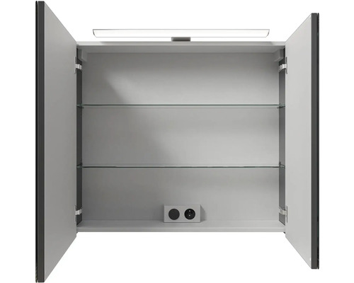 Otevřená zrcadlová skříňka se dvěma skleněnými policemi, osvětlením a zásuvkou