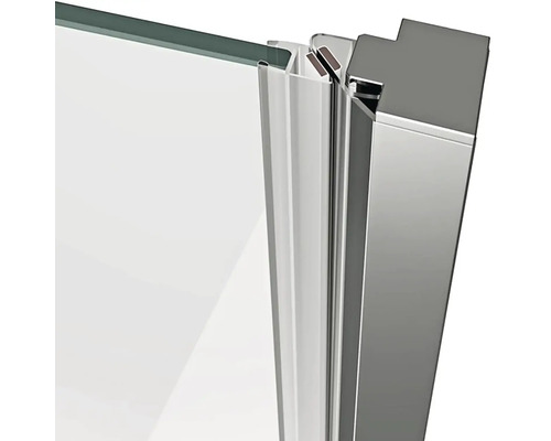 Detail sprchového koutu s průhledným sklem a stříbrným kováním