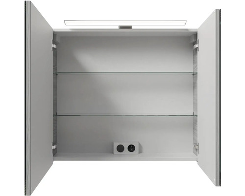 Otevřená zrcadlová skříňka se skleněnými policemi a zásuvkou