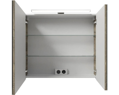 Otevřená zrcadlová skříňka se skleněnými policemi a osvětlením