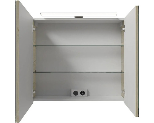 Otevřená zrcadlová skříňka se skleněnými policemi a zásuvkou