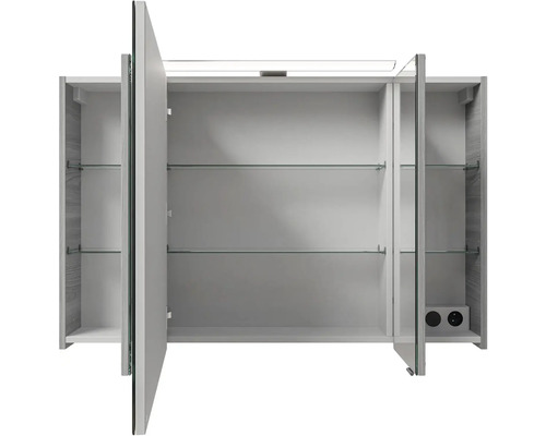 Zrcadlová skříňka s otevřenými dvířky a skleněnými policemi