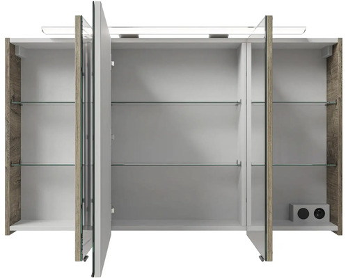 Otevřená zrcadlová skříňka se třemi dvířky a skleněnými policemi