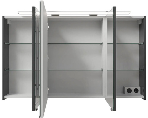 Otevřená zrcadlová skříňka se skleněnými policemi a osvětlením