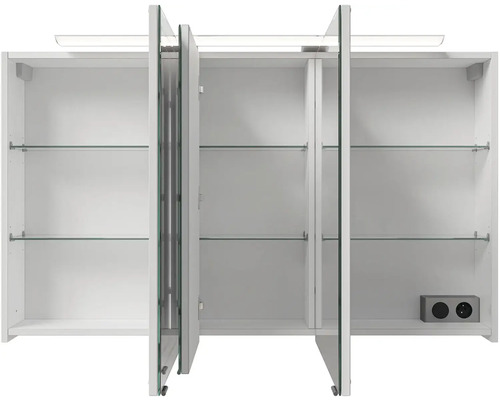 Bílá zrcadlová skříňka s otevřenými skleněnými dveřmi a vnitřními policemi.