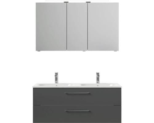 Koupelna s umyvadlovou skříňkou, dvojitým umyvadlem a zrcadlovou skříňkou