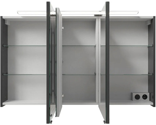 Otevřená zrcadlová skříňka se skleněnými policemi a osvětlením