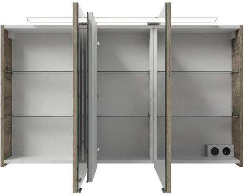 Otevřená zrcadlová skříňka se skleněnými policemi a osvětlením