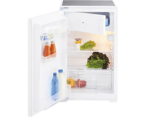 Otevřená chladnička s potravinami