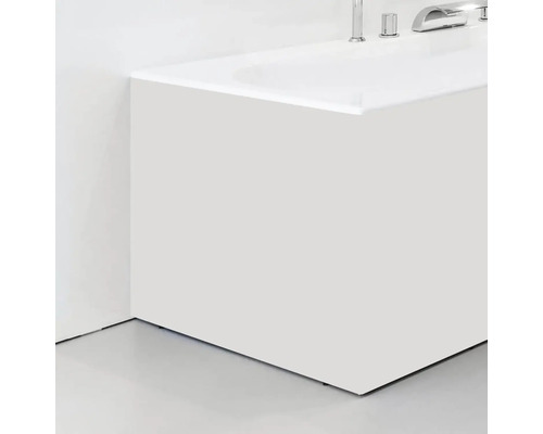 Rohový pohled na vanu s obdélníkovým tvarem a jednoduchým obložením