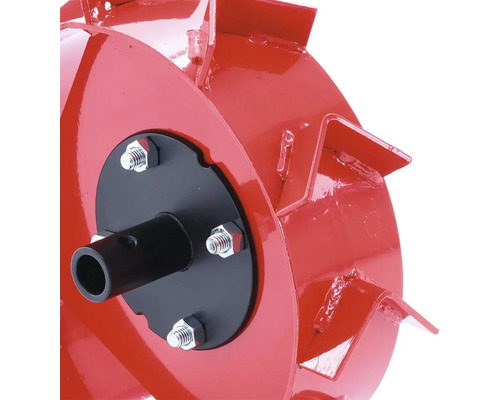 Detail červené kovové rotační motyky s černým nábojem a šrouby.