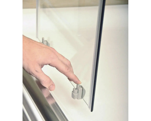 Detailní záběr sprchového koutu s rukou na stabilizačním rameni