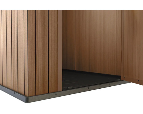 Detailní pohled na zahradní domek s otevřeným vchodem a podlahovou deskou