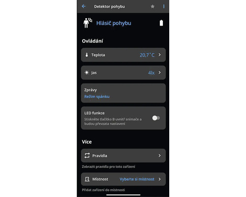 Snímek obrazovky aplikace pro ovládání pohybového senzoru s různými možnostmi, jako je teplota, jas a funkce LED.