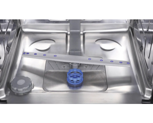 Vnitřek myčky na nádobí s ostřikovacím ramenem a sítem