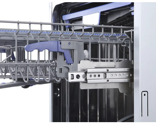 Detail myčky nádobí: koš na nádobí na teleskopické liště