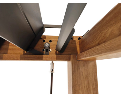 Detailní pohled na pergolu s lamelami a dřevěným rámem