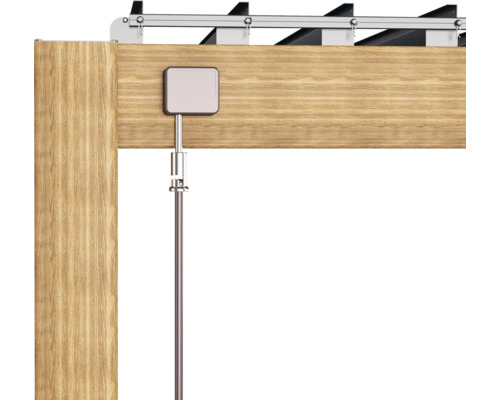 Detail závěsu žaluzie na dřevěné konstrukci