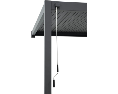 Detailní pohled na šedou lamelovou pergolu s ruční klikou pro nastavení lamel.
