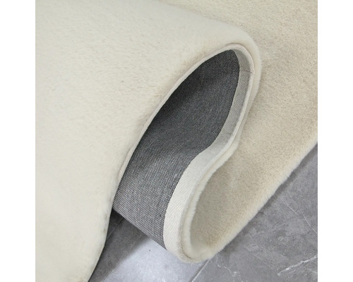 Detailní pohled na béžový koberec s vlasem