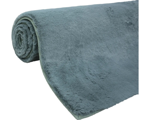 Srolovaný koberec ze syntetických vláken