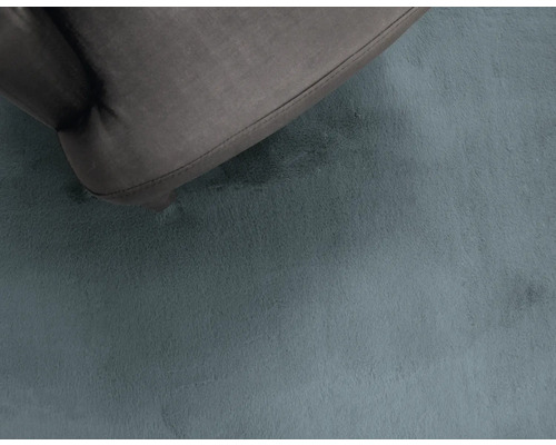 Detailní záběr koberce s krátkým vlasem pod nábytkem