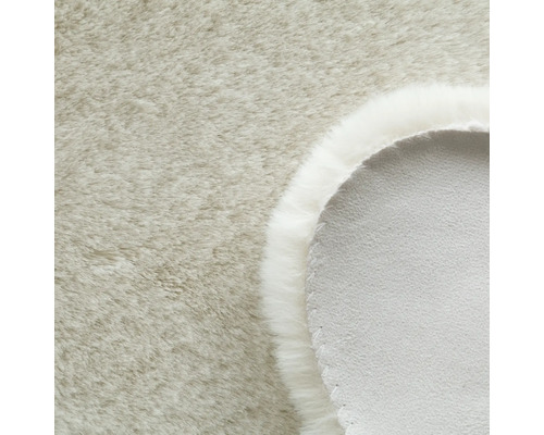 Detailní pohled na koberec s vlasem a tkanou zadní stranou