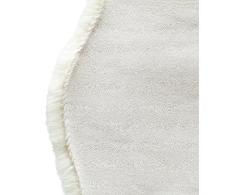 Detailní pohled na stranu koberce s lemem z kožešiny