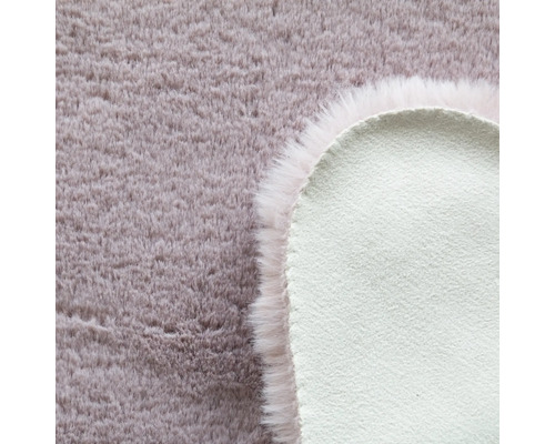 Detailní pohled na chlupatý koberec s textilním podkladem