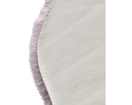 Detail kulatého koberce s okrajem z umělé kožešiny