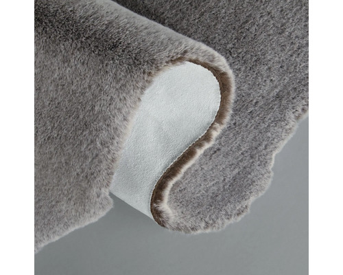 Šedý koberec s chlupatou strukturou