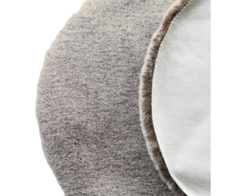 Šedý koberec z ovčí kůže