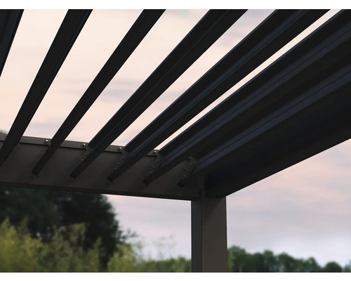 Detailní pohled na terasové zastřešení s lamelami