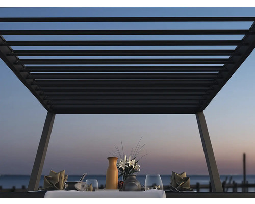 Pergola s prostřeným stolem venku