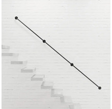 Kovové schodišťové zábradlí na stěně nad schody