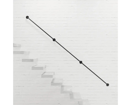 Kovové schodišťové zábradlí na stěně nad schody