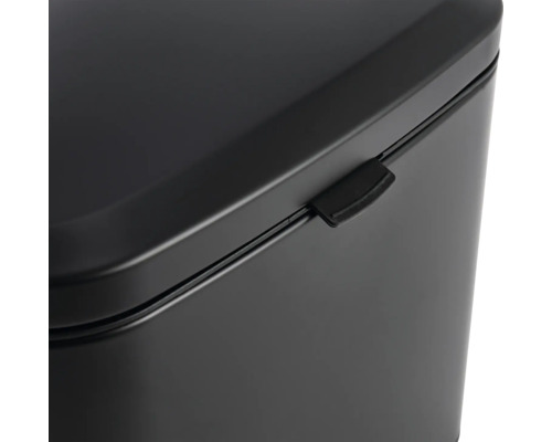 Detailní pohled na černý odpadkový koš s víkem a uzavíracím mechanismem.