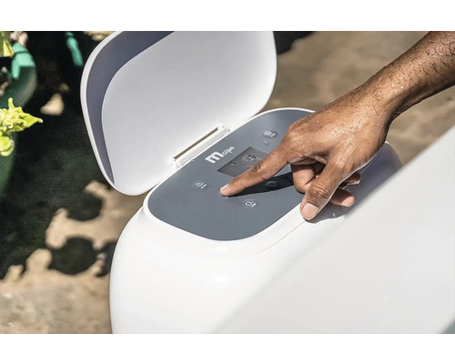 Osoba obsluhuje ovládání vířivky značky MSpa