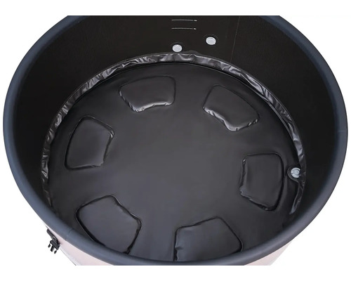 Vnitřní pohled na kulatou nádobu na vodu s černým dnem