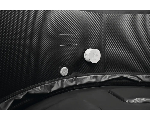 Vnitřní pohled na nafukovací vířivku s filtračním čerpadlem a ukazatelem hladiny