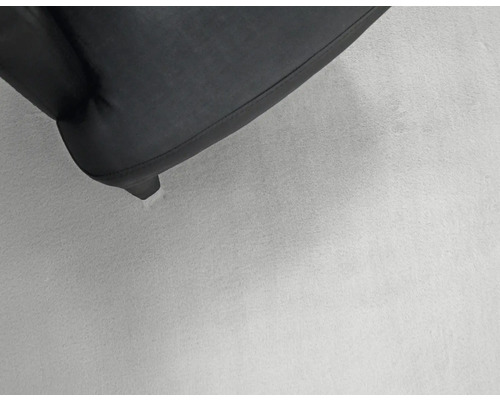 Detail černého kusu nábytku s nohou