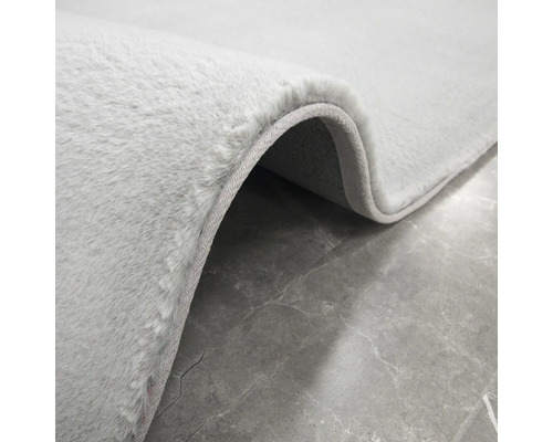 Detailní pohled na světlý koberec s měkkým povrchem