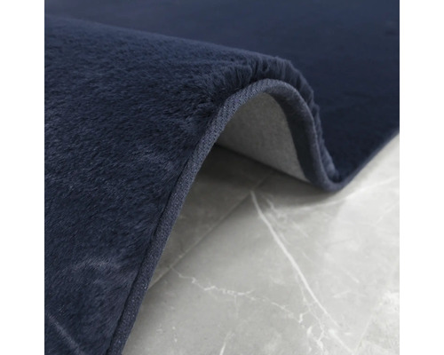 Detail modrého koberce s vlasem