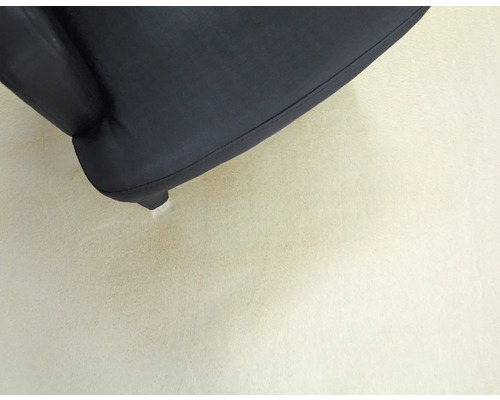 Detailní pohled na černou židli s nohou