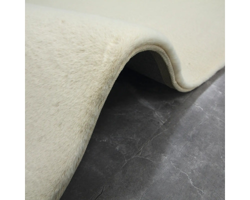 Detailní pohled na béžový koberec