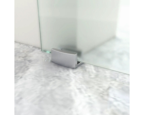 Detail sprchového koutu s upevněním k podlaze